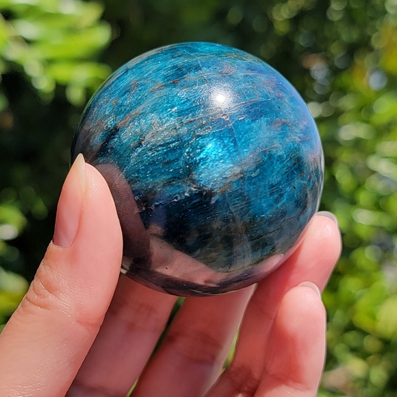 NEW 2.5" (64MM) BLUE APATITE SPHERE WITH ASTERISM - Picture 4 of 8
